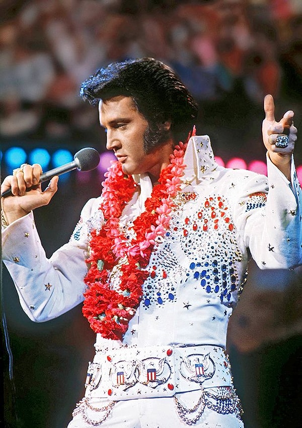 ABD'li efsanevi şarkıcı Elvis Presley, ilk albümü 'That's All Right Mama'yı çıkardı