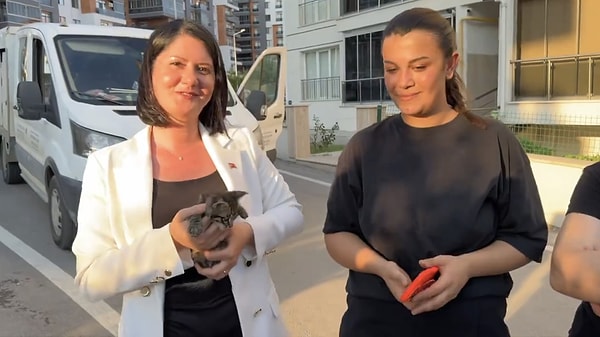 Yavru kediyi kucağına alan Belediye Başkanı Filiz Gencan Akın 'Bedeli her ne olursa olsun biz her zaman yaşatmaktan yana olacağız. Onun adını Şans koyduk.' dedi.