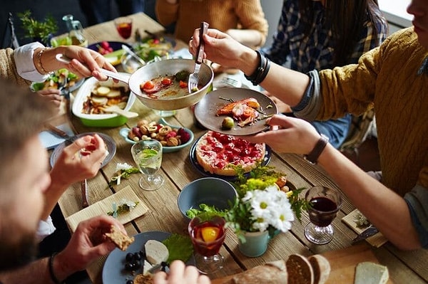 6. Bazen keyifli sohbetler döner, bazen de hemen yemek yenir ve masadan kalkılır. Siz bu konuda misafirlerinizle nasılsınız?