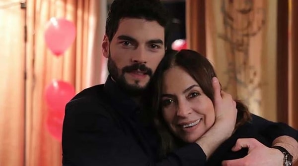 Hercai dizisindeki oyunculuğuyla kendini geniş kitlelere tanıtmayı başaran sevilen oyuncu Akın Akınözü'nün kendisi gibi oyuncu olan annesi Özlem Akınözü geçtiğimiz gün hayatını kaybetti.