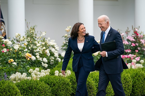 X hesabından bir paylaşım daha yapan Biden, Başkan Yardımcısı Kamala Harris'e desteğini şu sözlerle duyurdu: "2020'de parti adayı olarak ilk kararım Kamala Harris'i başkan yardımcım olarak seçimekti. Bu, verdiğim en iyi karardı. Kamala'nın bu yıl partimizin adayı olmasına tam desteğimi sunmak istiyorum. Demokratlar olarak bir araya gelip Trump'ı yenmenin zamanı geldi."