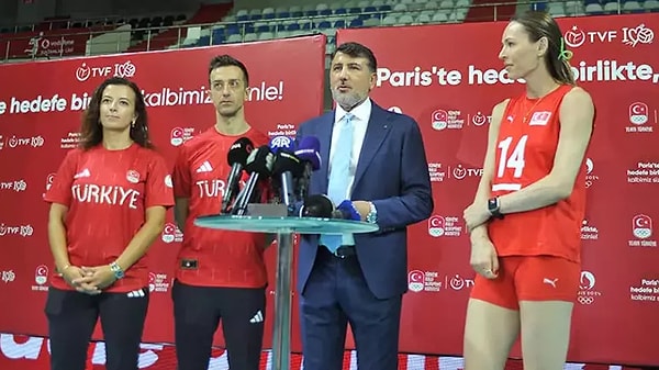 12+1'lik kadronun her an değişebileceğinin sinyalini veren Daniele Santarelli, "Paris'e 14 sporcuyla gidiyoruz. Sakat oyuncularımız var. Kararımız net belli değil. Son güne kadar değişiklik yapma şansımız devam ediyor" ifadelerini kullandı.