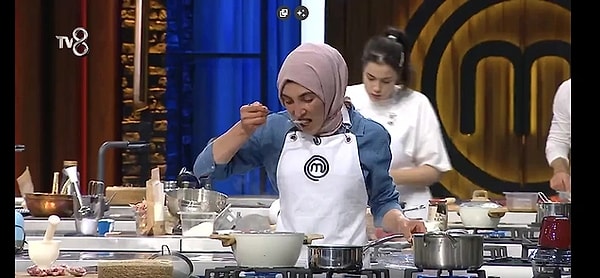 17. MasterChef'in geçtiğimiz akşamki yarışında sezonun ilk çift tadım hatası yapıldı. Ayşe'nin o anları sosyal medyada paylaşıldı.