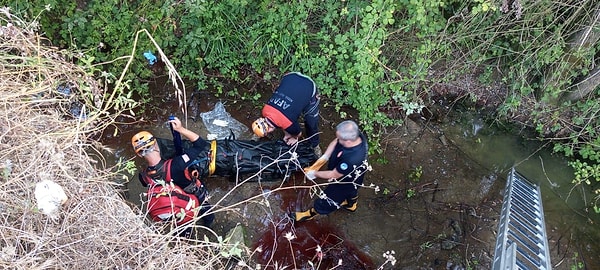 Aracından inen Yavuzer, tuvalet ihtiyacını gidermek istediği sırada dengesini kaybederek yaklaşık 10 metre yükseklikten dereye yatağına düştü.. Yakınları haber alamadıkları Yavuzer’i aramak için yola çıktıklarında önce yol kenarındaki aracını buldu.