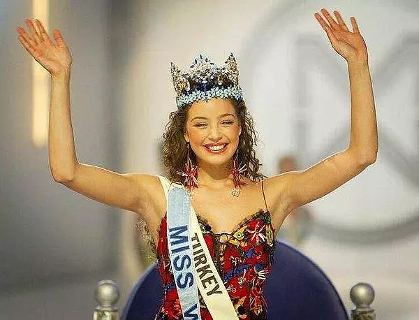 2002 yılında hem Miss World hem de Miss Turkey güzeli seçilen Azra Akın duru güzelliği, başarıları ve gıpta edilesi özel hayatıyla gündemimize gelmeye devam ediyor.