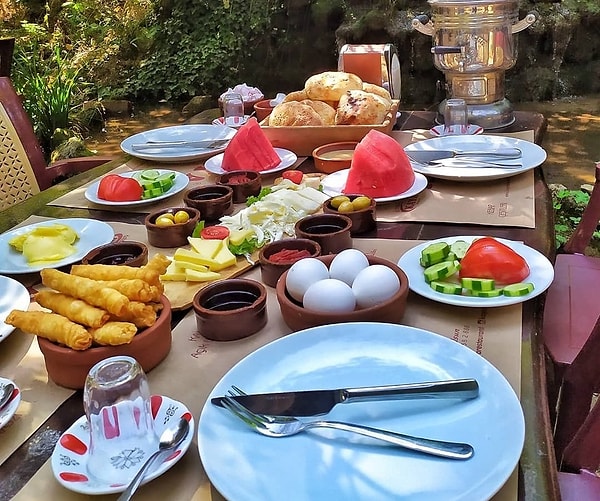 Gıda sektöründeki fiyat artışları özellikle restoranlarda kendini gösteriyor. Ülkede yaşanan yüksek enflasyon, bazı işletmelerde fırsatçı davranışları da beraberinde getirdi.