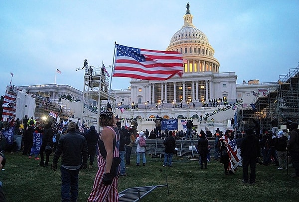 2021 yılında Trump destekçilerinin ABD Kongre Binası'nı işgal etmesinin ardından Twitch dönemin ABD Başkanı Donald Trump'ın kanalını “daha fazla şiddeti kışkırtmak için” kullanacağı endişesiyle yasaklamıştı.