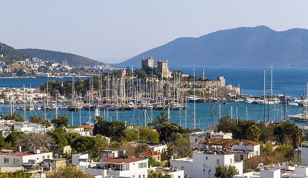 "Türkiye'de turistlerin başka bir cazibe merkezine göç etmesiyle panik yaşandı, oteller boş kaldı" başlığıyla duyurulan haberde Türkiye'deki turizmde ciddi bir durgunluk yaşandığı, Türk tatilcilerin Yunanistan'a akın ettiği vurgulandı.