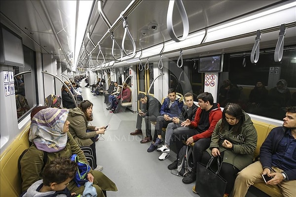 Metroların oturma düzeni neden otobüs ve metrobüsteki gibi değil hiç düşündünüz mü? Bunun sebebi metroların yolcu davranışları üzerine yapılan araştırmalara göre tasarlanmış olması.