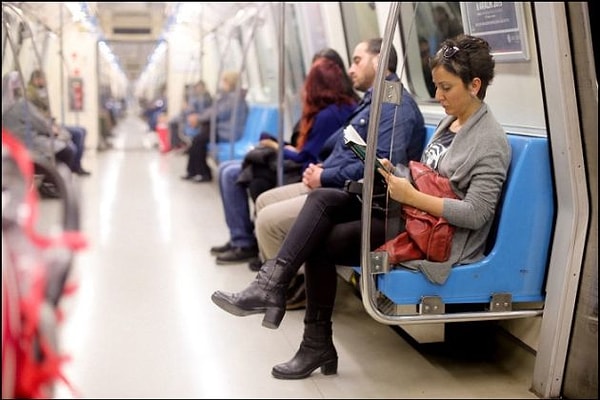 Sonuç olarak metroların oturma düzeni, pratiklik ve hızlı erişim sağlama ihtiyacından doğmuş bir tasarım tercihi diyebiliriz. Bu düzen, megakent İstanbul gibi şehir içi ulaşımın yoğunluğuna ve hızına uygun olarak geliştirilmiş, böylece yolcuların konforu ve seyahat sürelerinin optimize edilmesi amaçlanmış.