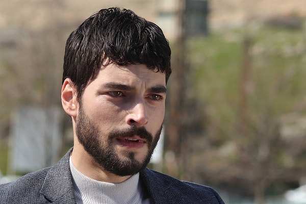 Hercai dizisinde canlandırdığı "Miran" karakteriyle adını kısa sürede geniş kitlelere duyuran oyuncu Akın Akınözü bu sefer çok acı bir haberle gündemimize geldi.