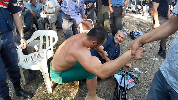 Bolu'da düzenlenen bir güreş etkinliğinde güreşen iki pehlivan seyircilerin arasına daldı. Yere düştükten sonra hedefini şaşıran bir pehlivan vatandaşı yere serdi.