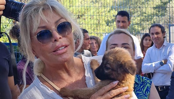 Hayvanlara düşkünlüğüyle öne çıkan Süperstar, sözlerine "Akıl tutulması yaşanıyor ülkede. Biz kedilerle, köpeklerle büyüdük. Onlarla empati yaptık" diyerek başladı.