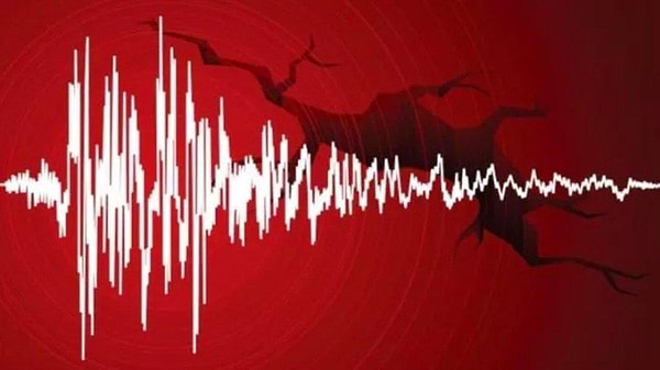 Saat 17,39'da gerçekleşen deprem için Naci Görür uyardı.