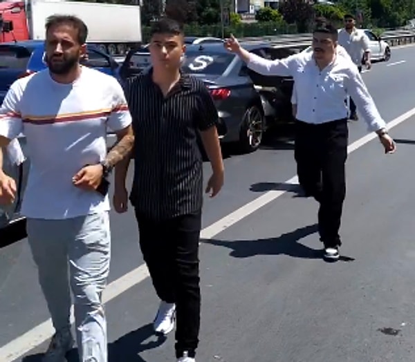 Kaza yapan sürücülerin “Neden yolu kapatıyorsunuz?” sorusuna sinirlenen düğün konvoyundaki kişiler, “Ne bağırıyorsunuz lan!” diyerek kazazedelere çıkıştı.