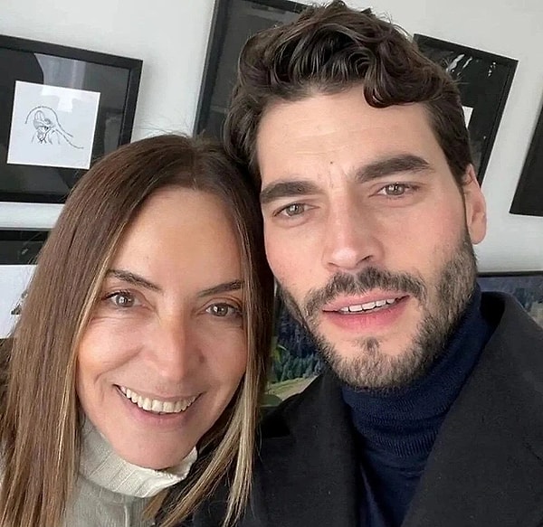 Hercai dizisinde hayat verdiği "Miran" karakteriyle bir anda yıldızını parlatan oyuncu Akın Akınözü acı haberle sarsıldı. Kendisi gibi olan oyuncu olan ve bir süredir kanserle mücadele eden annesi Özlem Akınözü'nü kaybetti.