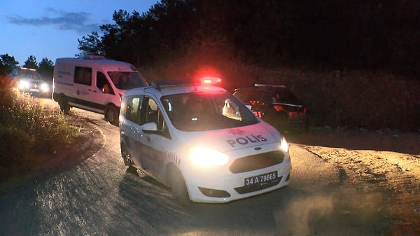 Sultangazi'de ormanlık alanda kötü kokular gelmesi üzerine vatandaşlar polis ve sağlık ekiplerine haber verdi.