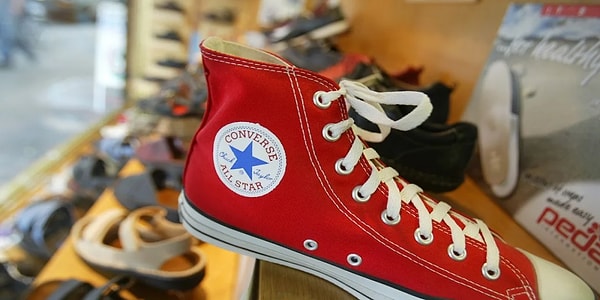 Converse ayakkabılardaki iki ek deliğin aslında çok işlevsel amaçları var. İlk amaç, ayaklarınıza daha fazla hava sirkülasyonu sağlamak.