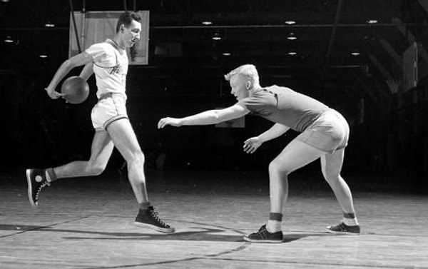 Aslına bakacak olursanız, Converse ayakkabılar başlangıçta sporcular için tasarlandı. Görselde de göreceğiniz üzere özellikle basketbolcular arasında bilinen en iyi ayakkabıydı.