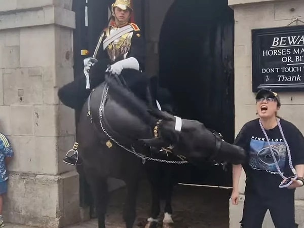 İngiltere’nin başkenti Londra’da bir müzenin önünde bulunan Kral Muhafızı ile fotoğraf çektirmek isteyen kadın turist hayatının şokunu yaşadı.