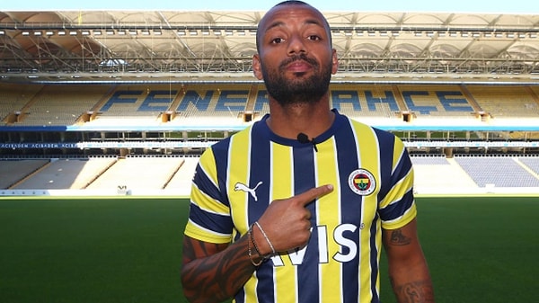 2022-2023 sezonunda İtalya'nın Cagliari ekibinden yaklaşık 5 milyon euro bedelle transfer edilen Pedro, Fenerbahçe formasıyla 28 müsabakaya çıktı.