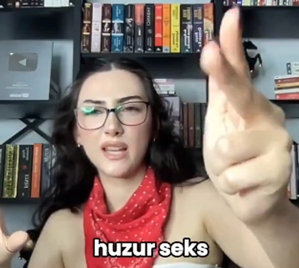 Buse Aydın, sosyal medyada 'cinsel terapist' olarak bilinen ve yayınladığı videolarla sık sık gündeme gelen bir isim.