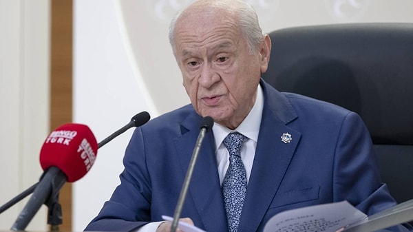 MHP Genel Başkanı Devlet Bahçeli de "Türk milleti hayvanları sever, köpekleri dost kabul eder" diyerek sokak hayvanlarıyla ilgili yasa teklifine karşı çıktı.