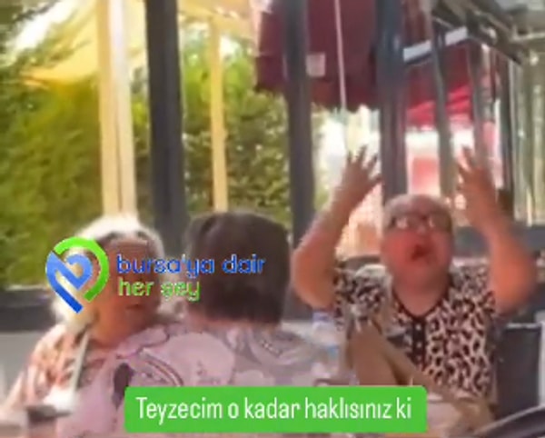 Teyzeler,  oturdukları kafede sıcaktan bunalınca pervane istediler.