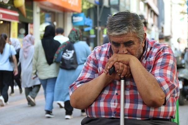 Eskişehir'de KOAH hastalığıyla mücadele eden ve yattığı zaman kalp ritminde oluşan bozukluk sebebiyle nefes alamayan Muzaffer Işık, 36 senedir uzanarak uyuyamıyor.