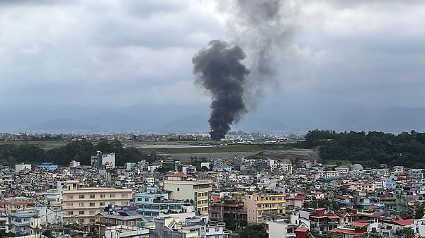 Nepal'in başkenti Katmandu'da içerisinde 19 kişinin bulunduğu küçük uçak, kalkıştan bir süre sonra düştü.