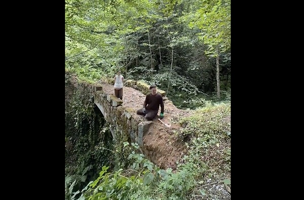 Köprüyü kısa sürede otlardan arındıran ikili, köylerine muazzam bir hediye bıraktı.