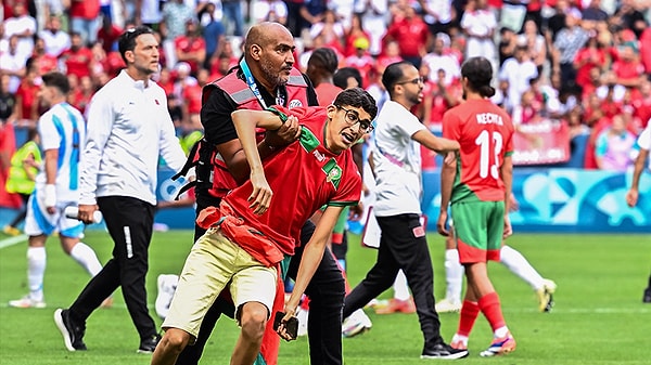 Mücadele boş stadyumda 3 dakika daha oynandıktan sonra karşılaşma 2-1 Fas'ın üstünlüğüyle tamamlandı.