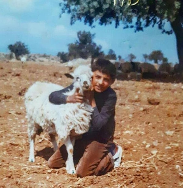 Biraz daha çocukluğuna gidelim. Yüzü resmen aynıymış!