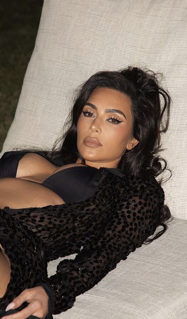 Kim Kardashian'ın abartılı plaj stili göze battı.