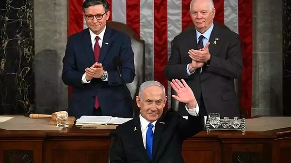 Filistin’de adete soykırım yapan İsrail’in Başbakanı Benjamin Netanyahu, ABD Başkenti Washington’a giderek Kongre’de konuşma yaptı. Aktivistler, Netanyahu’yu kaldığı otelde rahat bırakmadı. Sosyal medyada paylaşılan bir videoda, otelin içine cırcır böcekleri ve kurtçuk salındığı görüldü. Ayrıca otelin yangın alarmı da gece boyunca bir kaç kez çaldı.