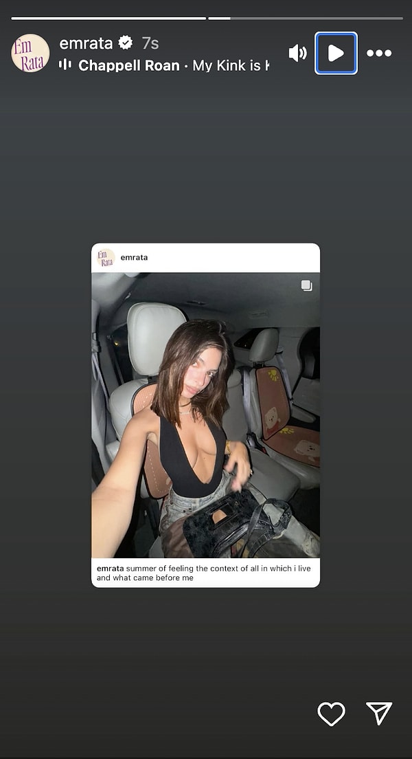 Emrata arabadan selfie paylaştı.