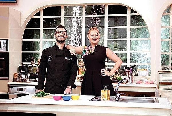 1. MasterChef Türkiye jürisi Danilo Zanna'nın Türk televizyonlarında ilk çıktığı program MasterChef değil biliyorsunuz ki... Bozuk Türkçe'siyle bildiğimiz Danilo Şef'in Zahide Yetiş ile Yetiş Hayata programında Türkçe'nin azizliğine uğradığı anlar kahkahaya boğdu.