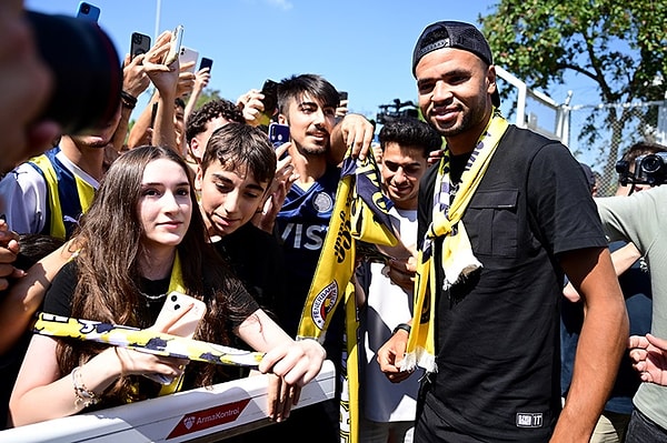 Faslı futbolcu, sağlık kontrolünden geçmek ve kendisini yeni kulübüne bağlayacak olan sözleşmeye imza atmak üzere dün İstanbul’a geldi.