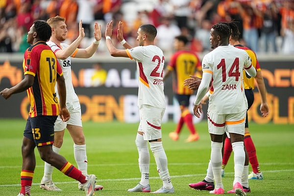 90 dakika, 2-1 Galatasaray'ın üstünlüğü ile sona erdi. Sarı-kırmızılar, galibiyeti getiren goller, 9. dakikada Hakim Ziyech ve 50. dakikada Wilfried Zaha'dan geldi.