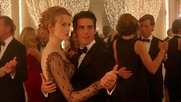 Başrolünde Nicole Kidman ve Tom Cruise'un oynadığı ve 25 yıl önce vizyona giren film, Kubrick'in yönetmenlik yeteneklerinin ve sinematik dehasının bir göstergesi olarak kabul edilir.