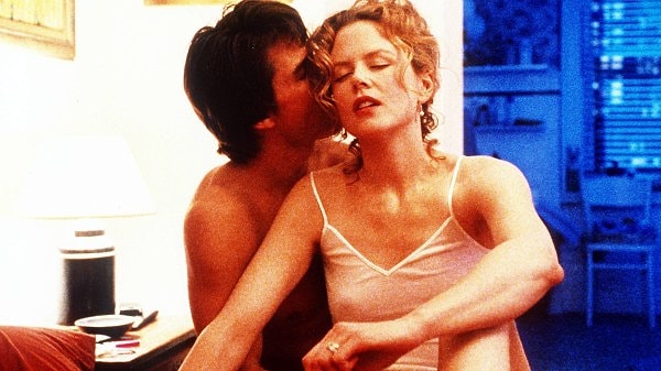 Gözleri Tamamen Kapalı'da evlilik, cinsellik, sadakat ve gizem gibi konular Tom Cruise ve Nicole Kidman'ın üstün performansıyla ve tabii Kubrick'in titiz yönetimiyle bugün bile çok beğenilir, izleyicileri düşündürür.