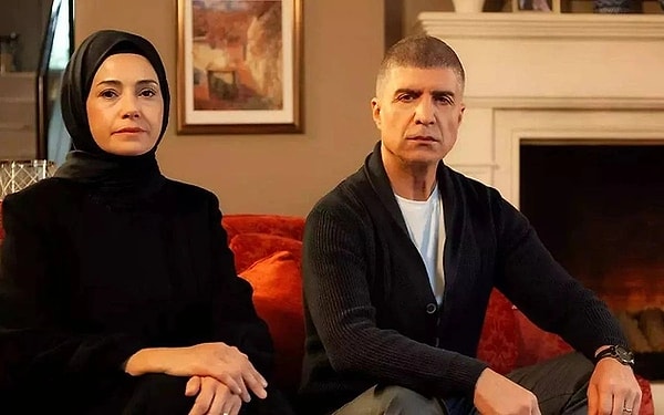 Now TV'de ekranlara gelen Kızıl Goncalar'ın yeni sezonunda zaman atlaması olacağı haberleri herkesi hayrete düşürmüştü.