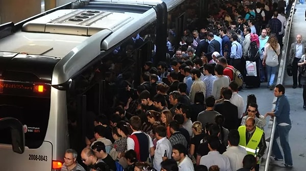 Metrobüs ücreti tüm duraklar kullanılırsa tam 26.27 liradan 29.68 liraya, öğrenci 8.64 liradan 9.76 liraya, sosyal 14.41 liradan 16.28 liraya yükseldi.