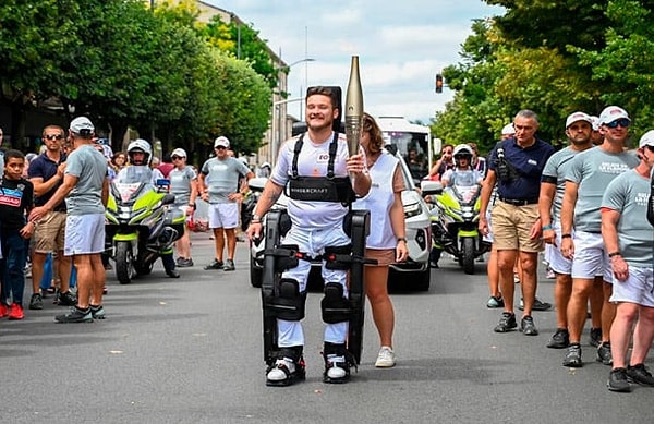 Fransa'da gerçekleştirilen 2024 Paris olimpiyatları büyük bir heyecanla beklenirken, 11 yaşında geçirdiği bir kaza sonucu belden aşağısı sakat olan 36 yaşındaki Kevin Piette'nin meşale taşıdığı anlar rsosyal medyada gündem oldu.