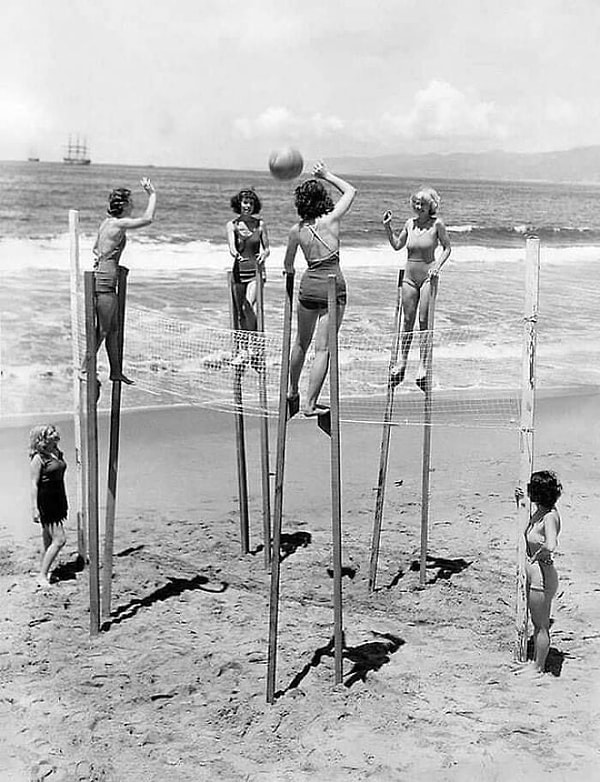 ABD'nin Los Angeles şehrindeki Venice Plajı'nda uzun tahtalarla voleybol oynayanlar, 1934.