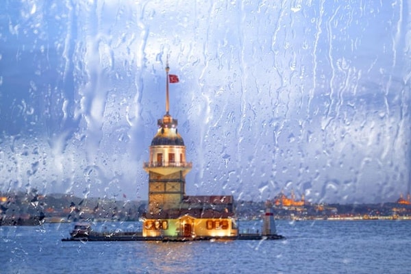 İstanbul genelinde bu akşam 21.00’den itibaren gök gürültülü sağanak yağmur geçişlerinin yaşanması bekleniyor.