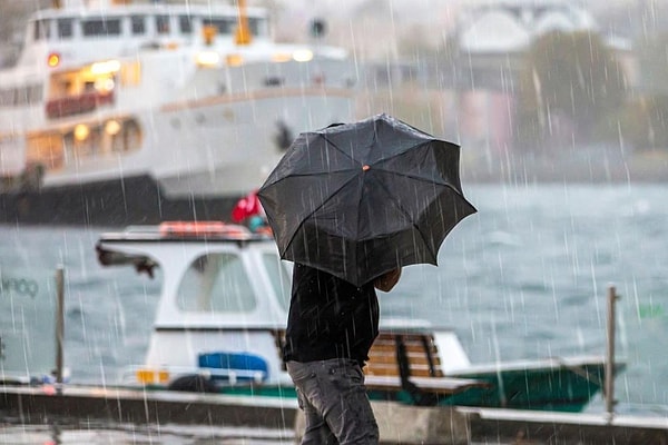 İBB Afet İşleri Dairesi Başkanlığı AKOM, İstanbul’da akşam 21.00 saatlerinden itibaren gök gürültülü sağanak yağışın beklendiği duyuruldu.