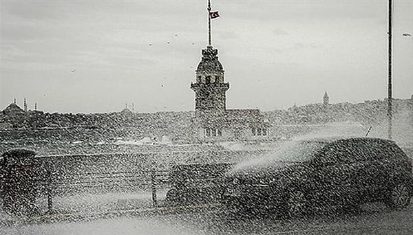 Yağışların ani bastıran sağanaklar şeklinde etkili olması beklenirken, gece saatlerinden itibaren de etkisini arttırması bekleniyor.