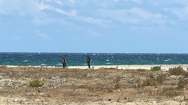 Vatandaşlar tarafından çekilen görüntülerde deniz üzerinde sürüklenen jetski görülüyor.