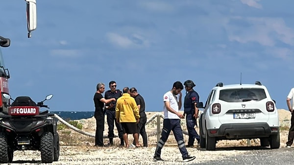 İstanbul Valiliği, Çatalca Sahilinde bulunan jetsiki ile ilgili yazılı açıklama yaparak, “3 metre boyunda, 1 metre genişliğinde olan ve Karadeniz’in kuzeyinden geldiği değerlendirilen insansız deniz aracı, bölgeye intikal eden S.A.S. timleri tarafından güvenlik altına alınmıştır” ifadelerini kullandı.